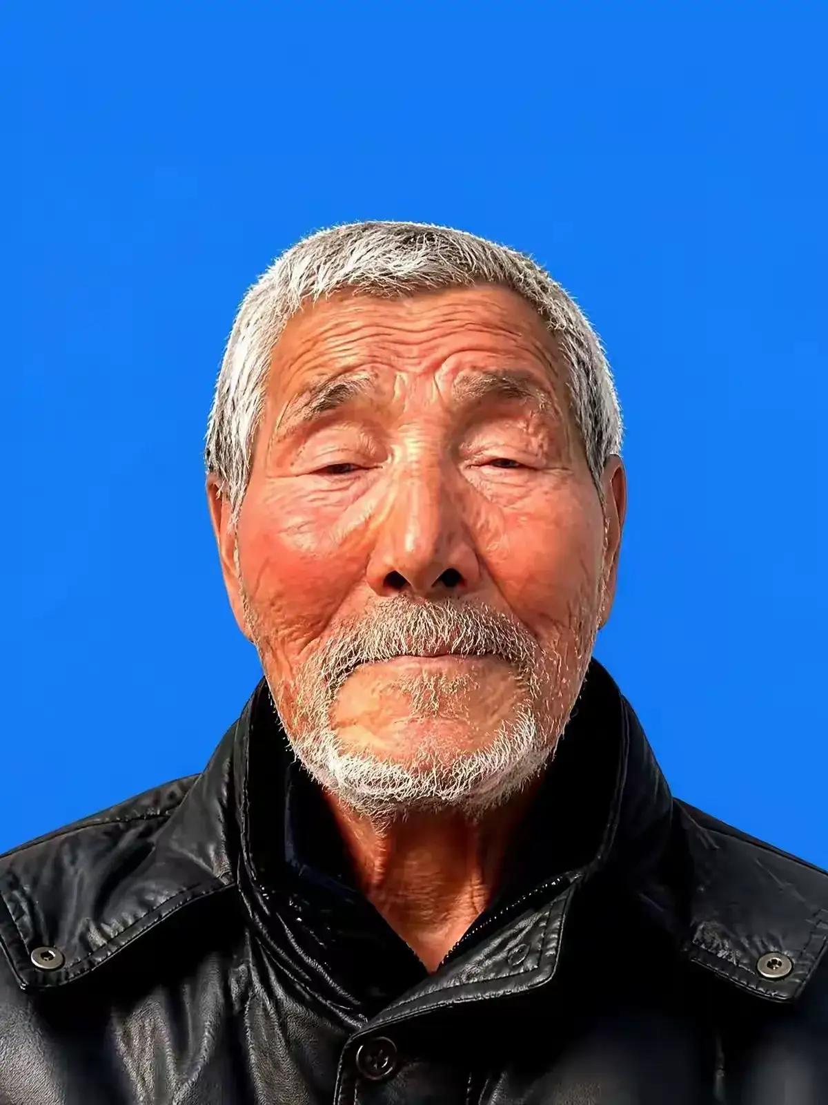 山东有个叫李世富的老人，今年95岁。但人生最拧巴的一件事，是32年前，63岁那年