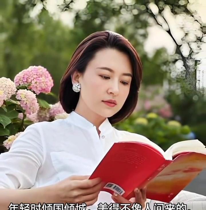大家还记得这位央视女主持人吗？都快五十了，年轻时倾国倾城，美得不像人间来的。现在
