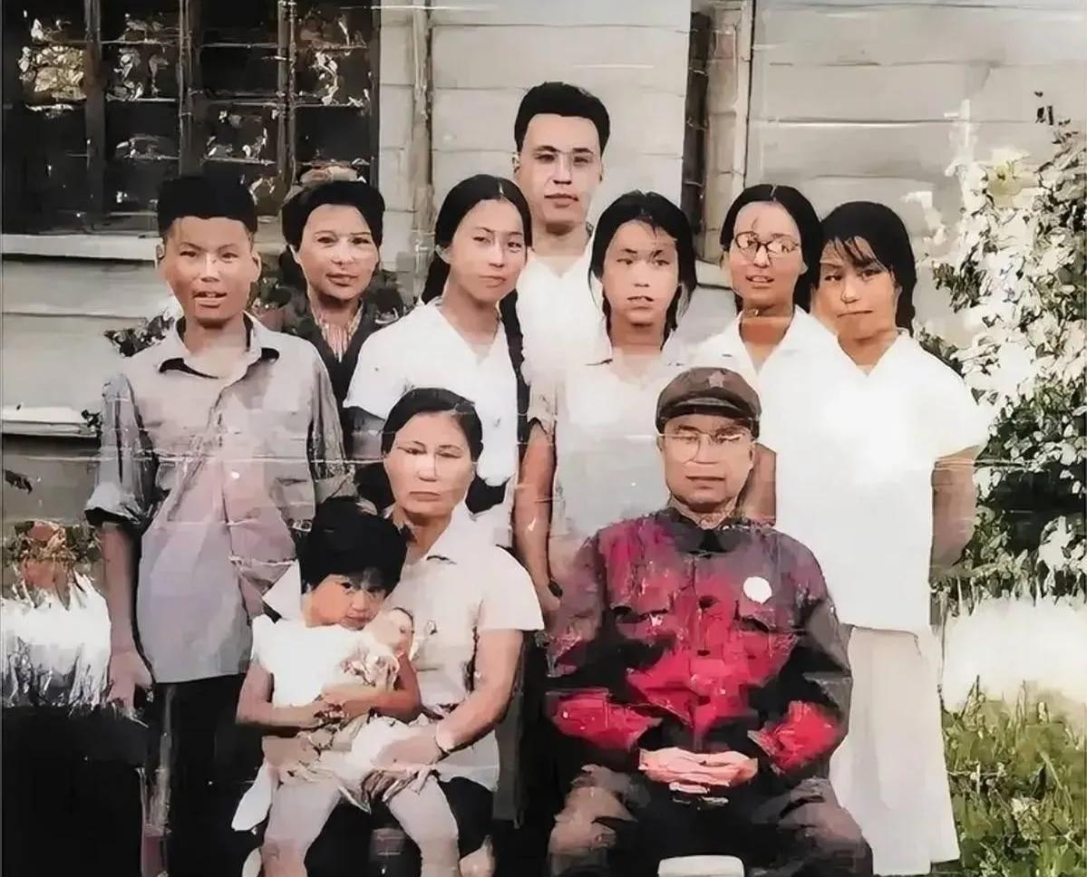 1968年初春的南京军区大院，“疯子将军”王近山晚年的全家福，第二任妻子怀抱女儿