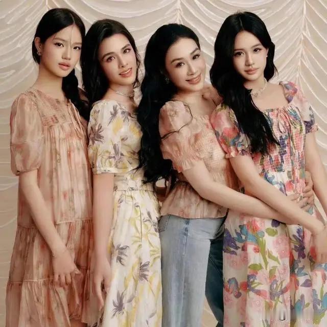 钟丽缇母女四人上杂志啦！辨识度超高，各有各的美，真是母系美貌啊！谁懂啊，三女儿忒好看了！​