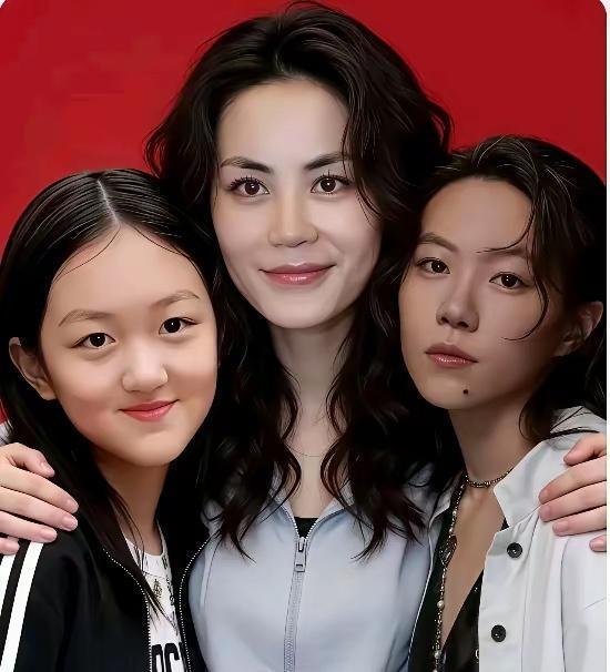 李嫣这嘴角，骗了所有人。你看到的那丝天生般的弧度，是18年精密计算后的复仇。