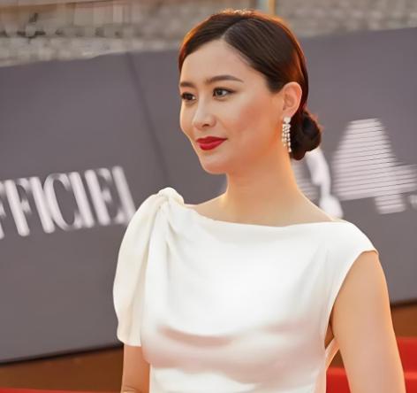 26岁嫁香港豪门公子薛世恒，五年没生孩子，一地鸡毛。37岁再嫁法国外交官，儿女双
