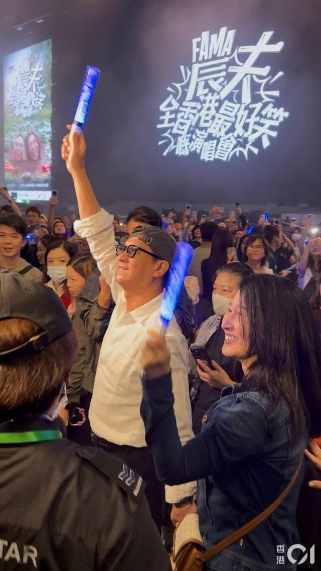 张家辉关咏荷牵手看演唱会有网友偶遇张家辉关咏荷在香港牵手看演唱会，十年如一日的