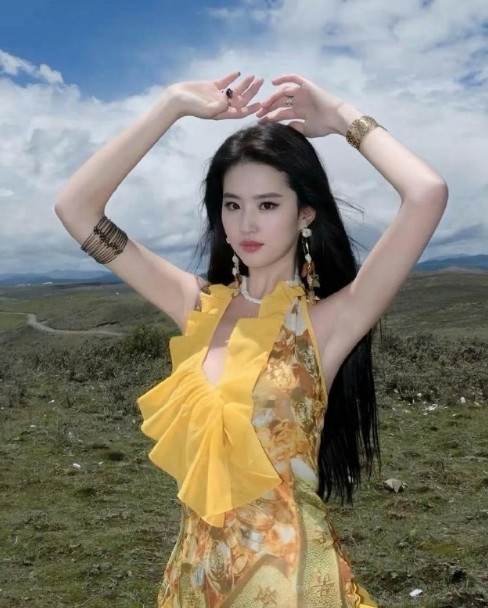 刘亦菲这身无敌了，白瘦美，眼神很有侵略性！
