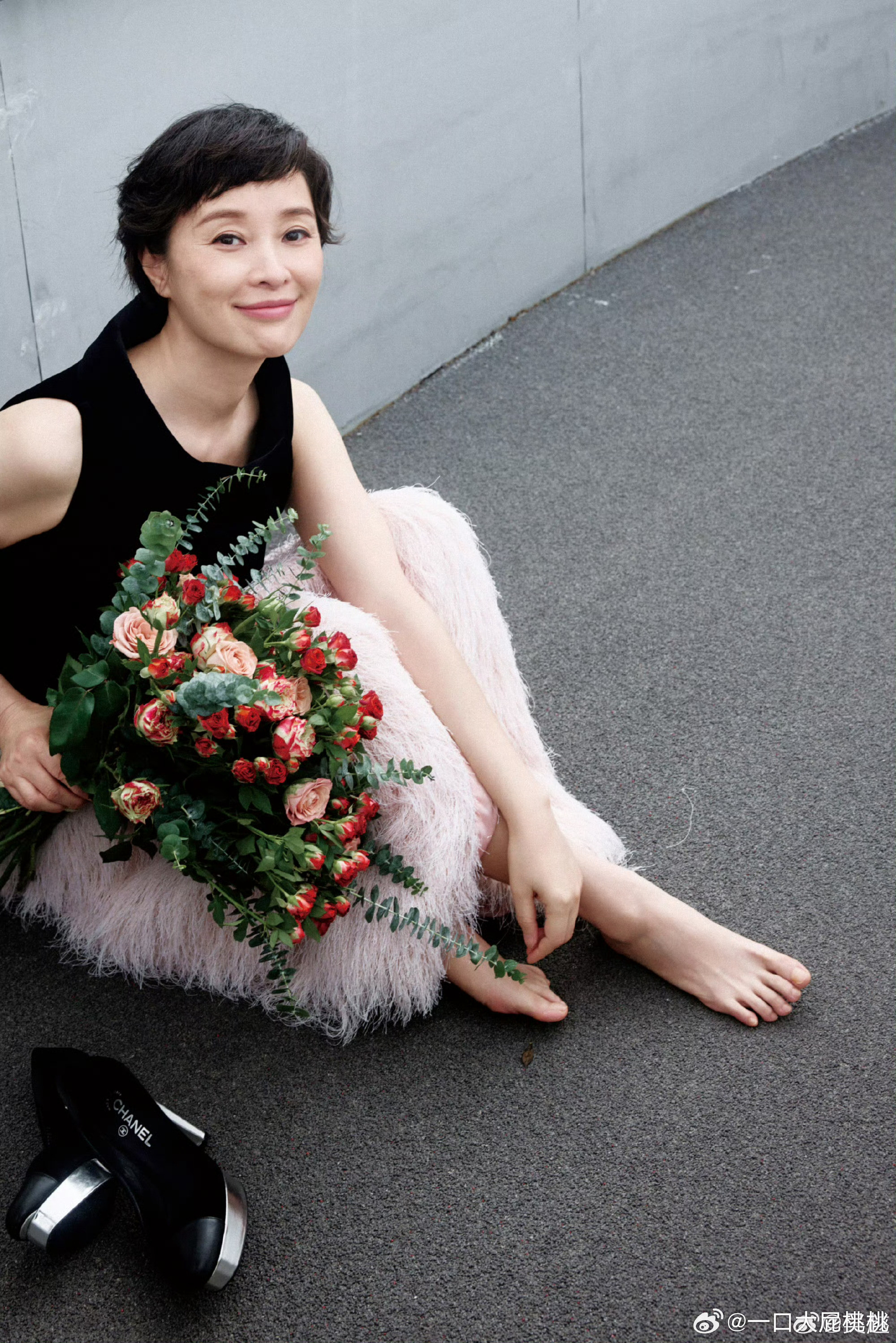 吴越这双香奈儿高跟鞋2012年就穿了，快15年了。应该是有活动才拿出来穿一下都看