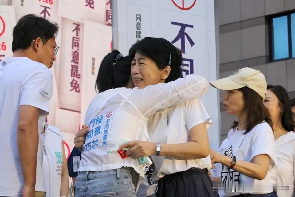 泪洒街头！徐巧芯哽咽告白陈佩琪：柯P坐牢11月，绿营明天就抓你！台北街头上演