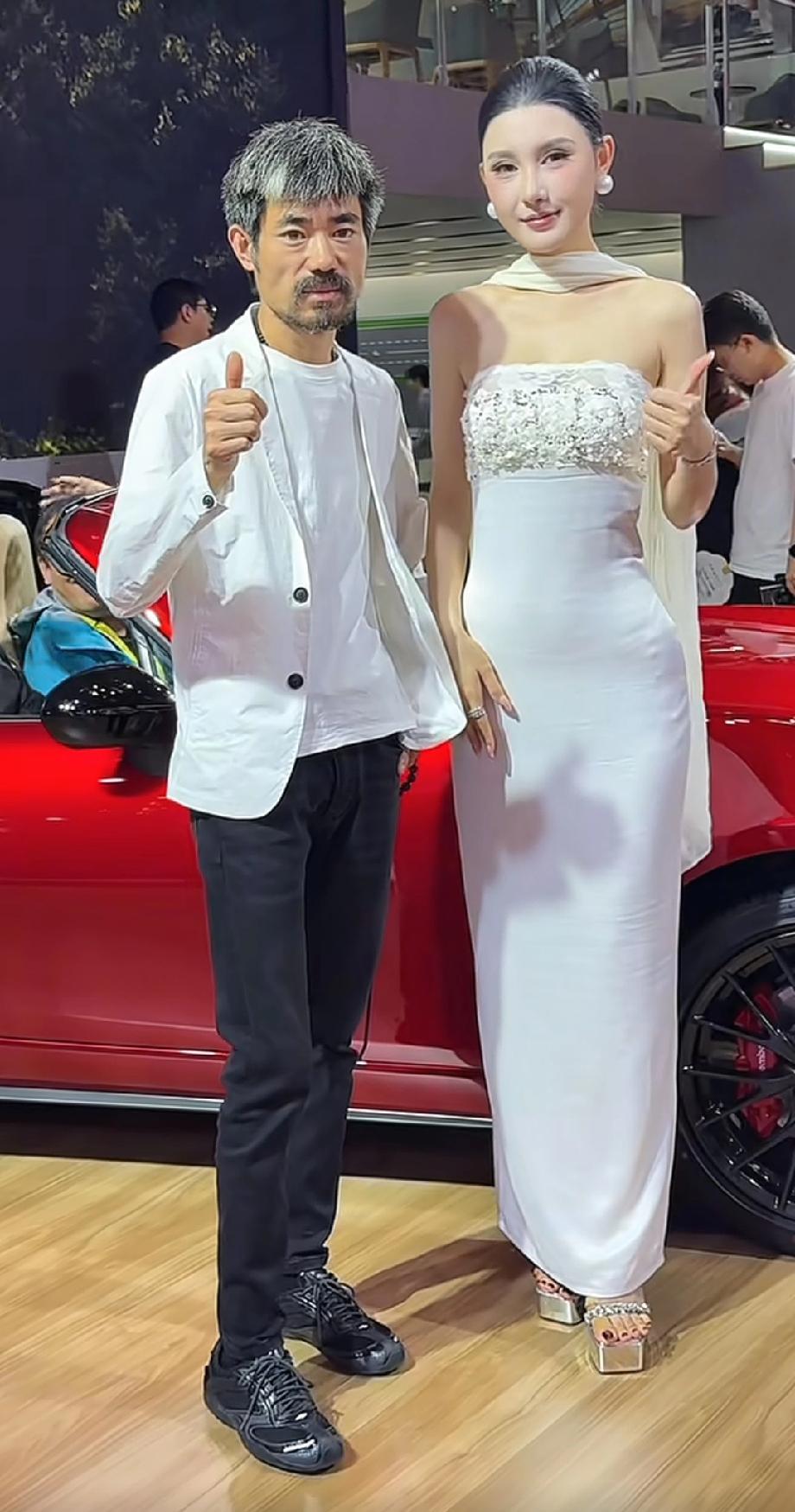 这个网红叫“阿四”的是什么来头？车展上各大车模都配合他拍照，人气很旺。他永远
