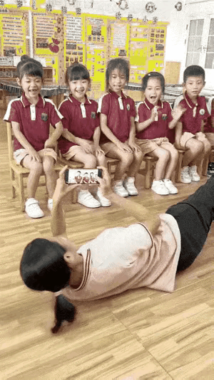 为了拍出孩子们纯真的笑容，这位幼儿教师真是太用心了，居然一路拖过去碰到如此用心的