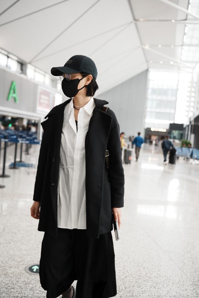 今天万茜现身机场，她这次走经典的黑白搭配风格，看上去格外的年轻。她里面穿白色