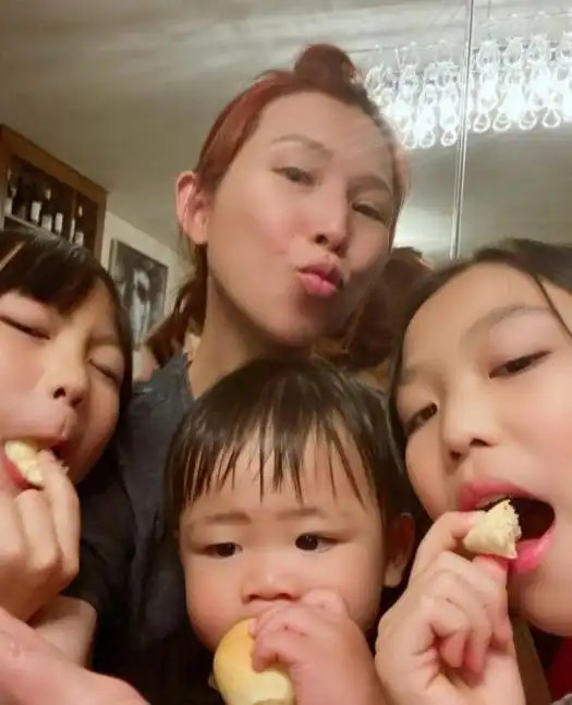 49岁蔡少芬香港83㎡豪宅曝光：全屋极致收纳，一家五口挤小家竟如此幸福