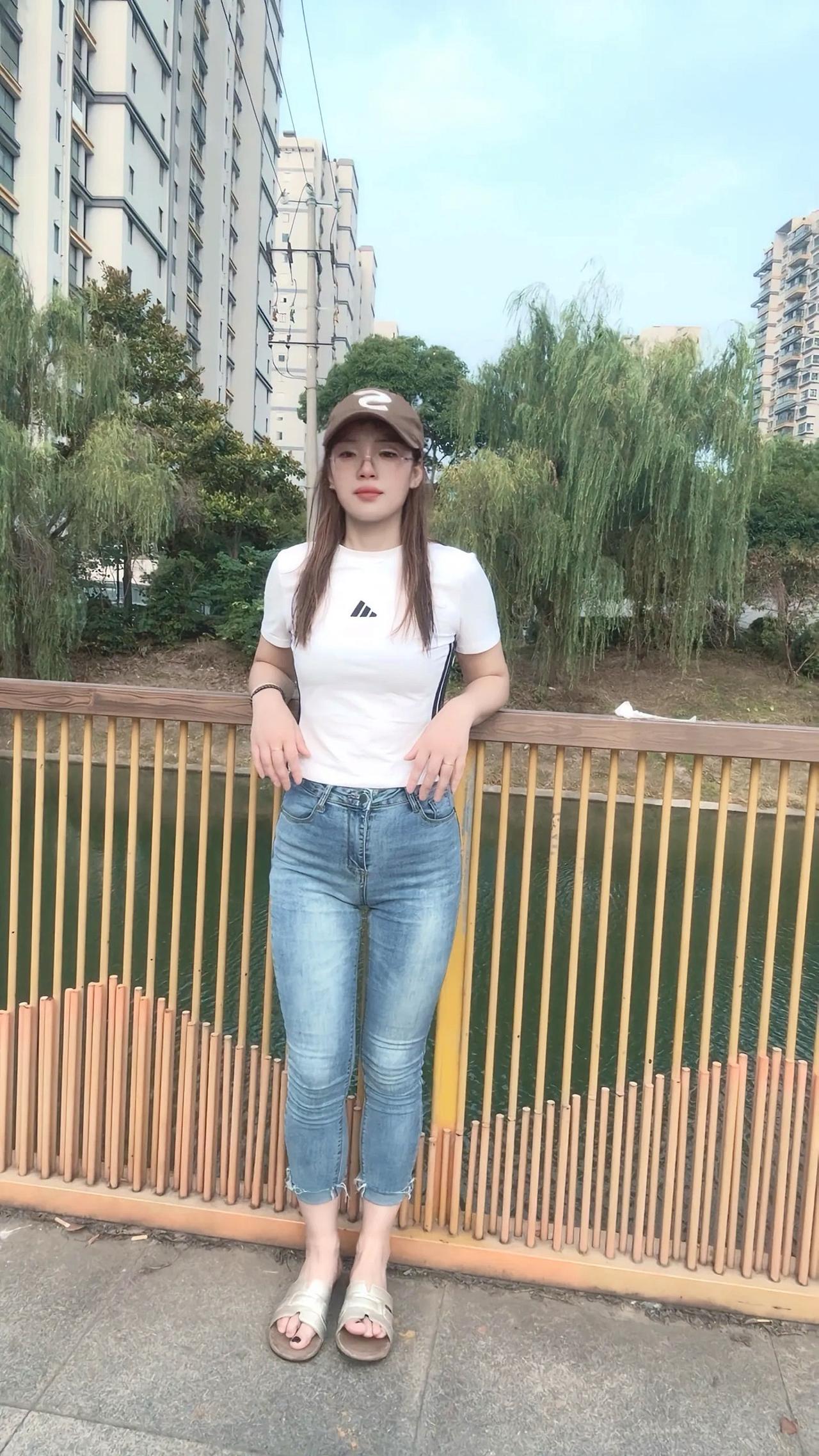 紧身牛仔裤纯欲风穿搭反差少妇的魅力