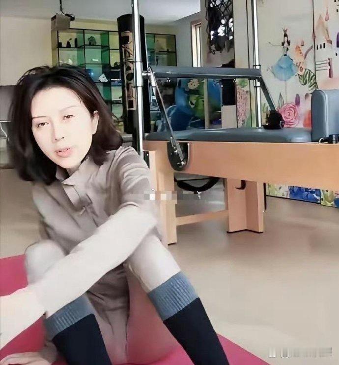 好歹曾经也是一线巨星啊，金巧巧这个家看起来很简单呀