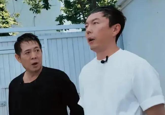 最让人破防的是谢苗的「隐藏彩蛋」：他送给李连杰的内裤，和1995年电影道具同款同