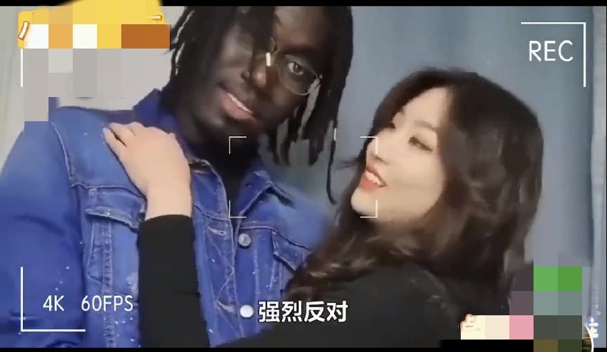 广东女子小丽不顾父母反对，嫁给黑人阿卜杜拉，结婚当天，父母拒绝参加婚礼。现在小