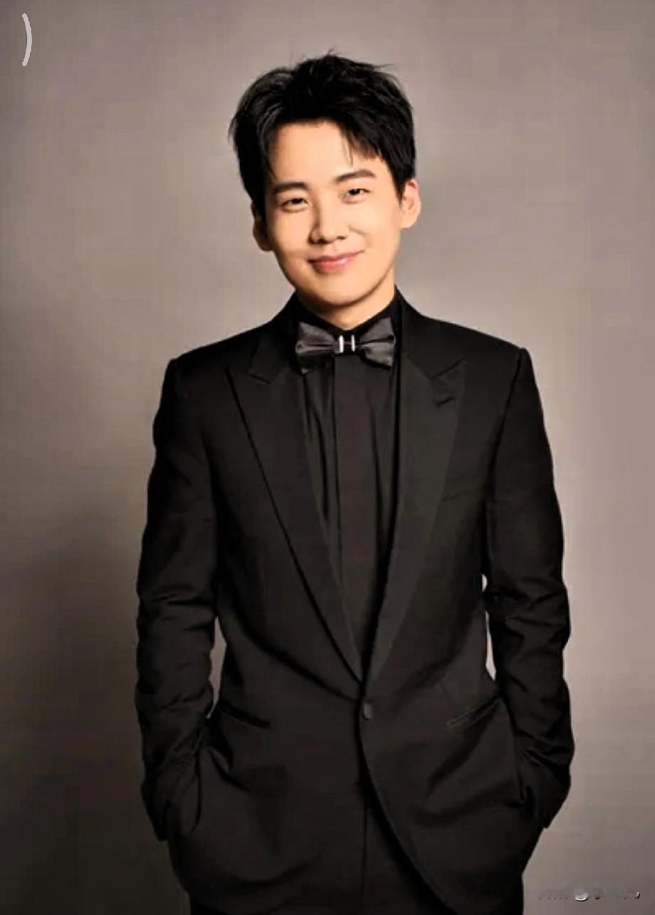 YUE云鹏控场能力之强，让人刮目相看。德云社的钢丝节岳云鹏缺席了，但发生的冲