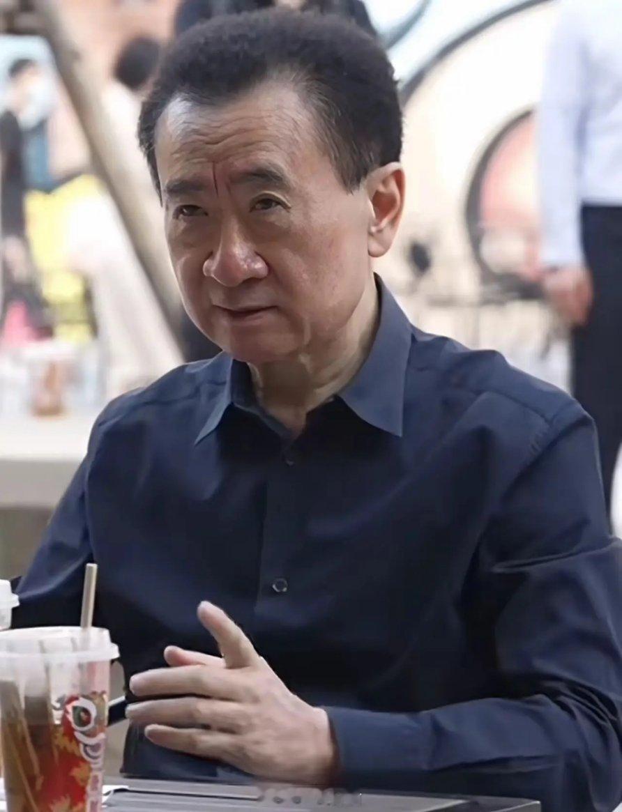 王健林此次回购万达释放出多重信息，这说明万达现金流压力已有所缓解截至2025年9