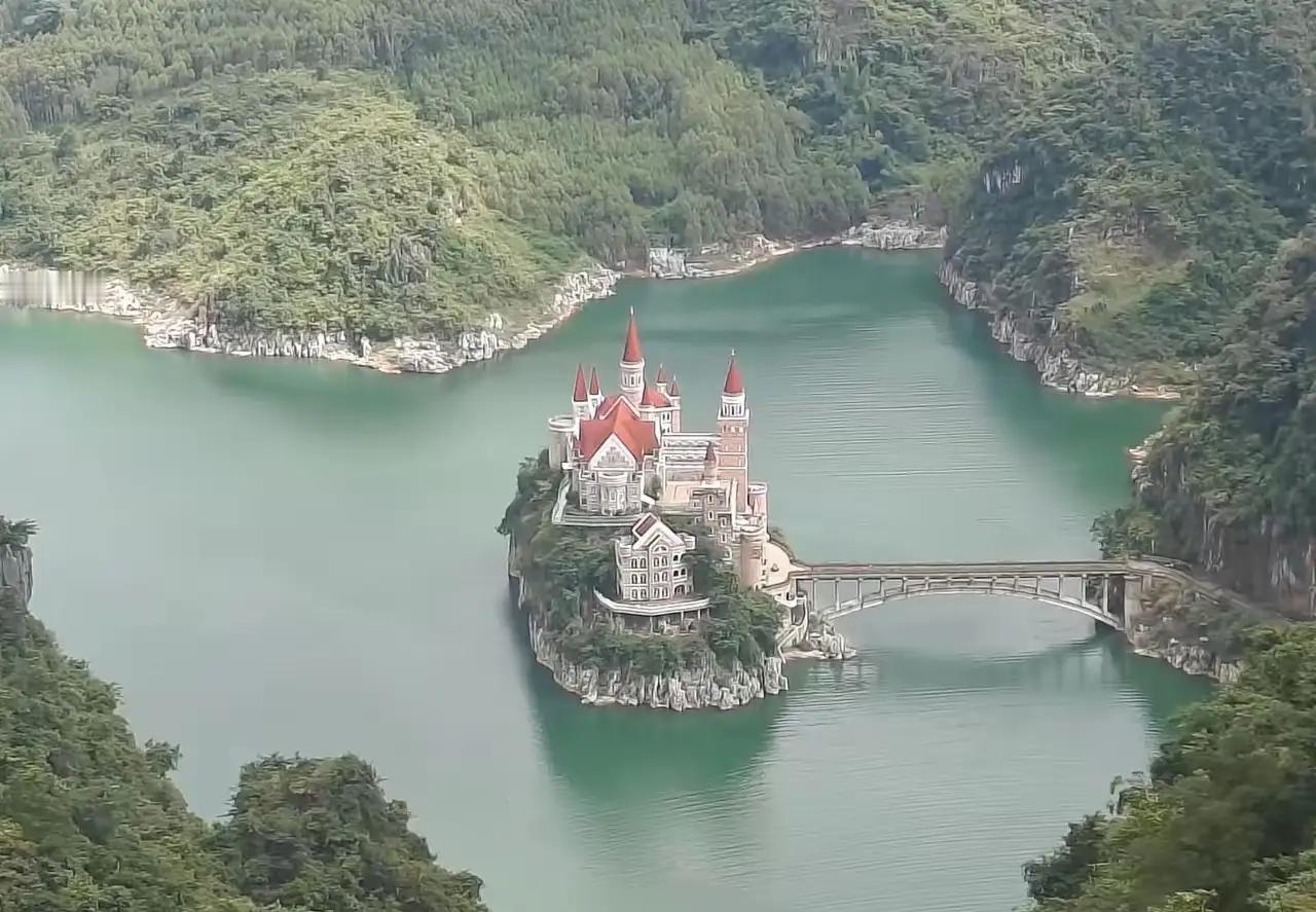 妻子车祸走后我每月给岳母打三千生活费，八年后岳母去世，办完丧事我正要开车回城，小舅子敲了敲车窗：“姐
