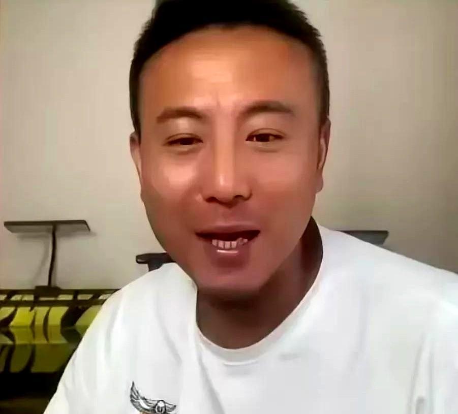 长此以往，苏超恐成中超、中甲过气球员的养老院！徐州市足协主席李锋接受采访时说，