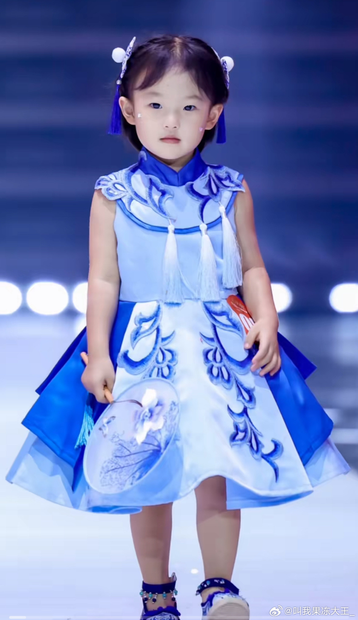 黄一鸣陪女儿走秀黄一鸣风波后首露面黄一鸣风波后首露面，陪女儿闪闪走秀。