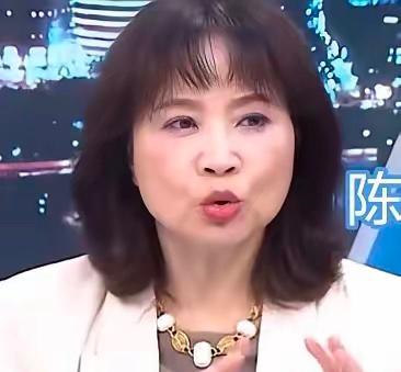 岛内媒体人陈凤馨最近在中天节目里怼蓝绿白政客的话，直接把那帮天天喊着砸钱买无人机