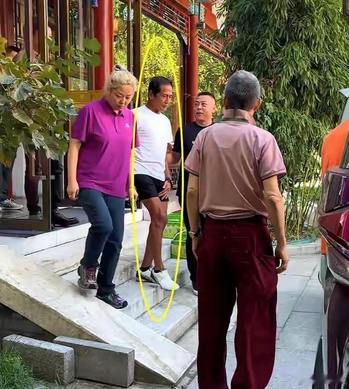 66岁齐秦现状：在美国享福，和百岁母亲住一起，下台阶都不利索​​​