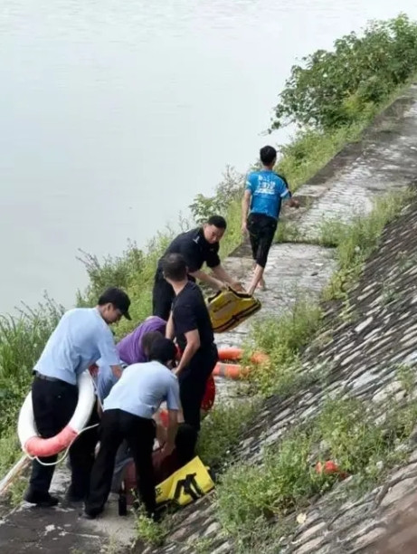 “上人民日报了！”广东茂名，50岁外卖员送餐经过大桥，突然跳下车，从10余米高桥