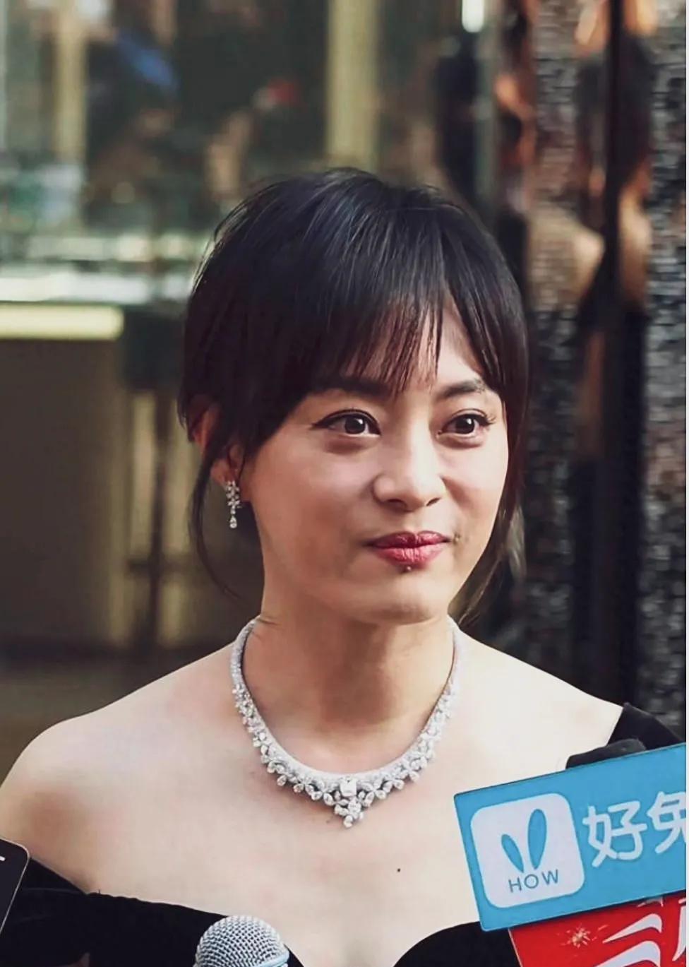 孙俪线下活动生图状态，皮肤状态感觉不是太好，肤色暗淡无光泽，毛孔粗大，脸上纹路清