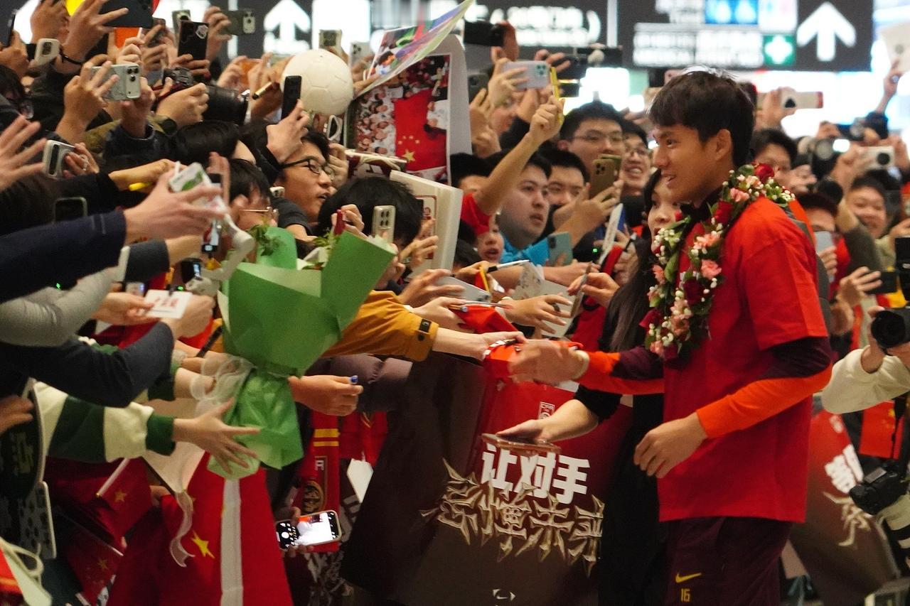 多家球队争抢李昊！国足U23球员在踢完亚洲杯决赛之后，已经坐飞机回国，在机场受