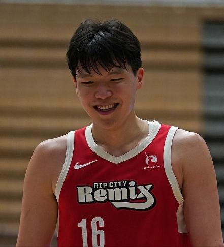 生涯新高！杨瀚森数据：——出战31分钟，投篮16中14——爆砍31分8篮板