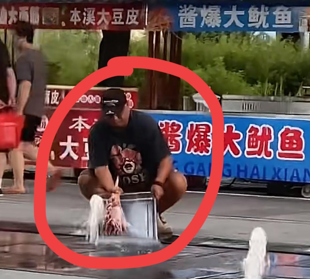 谁能想到美味可口的火爆鱿鱼竟然是用路边的喷泉水清洗的，有游客爆料，位于吉林梅河口