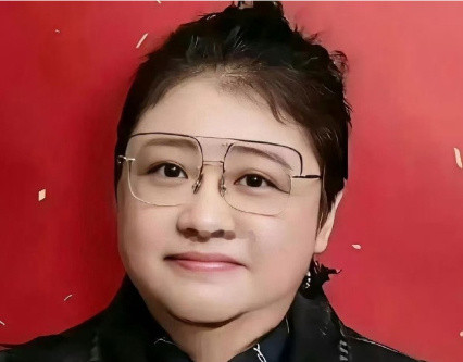 韩红自曝年少时竟是校花，扒出她18岁的旧照一看，果真所言非虚！