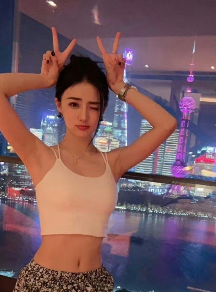 徐璐跪地式的吊带太有魅力了。