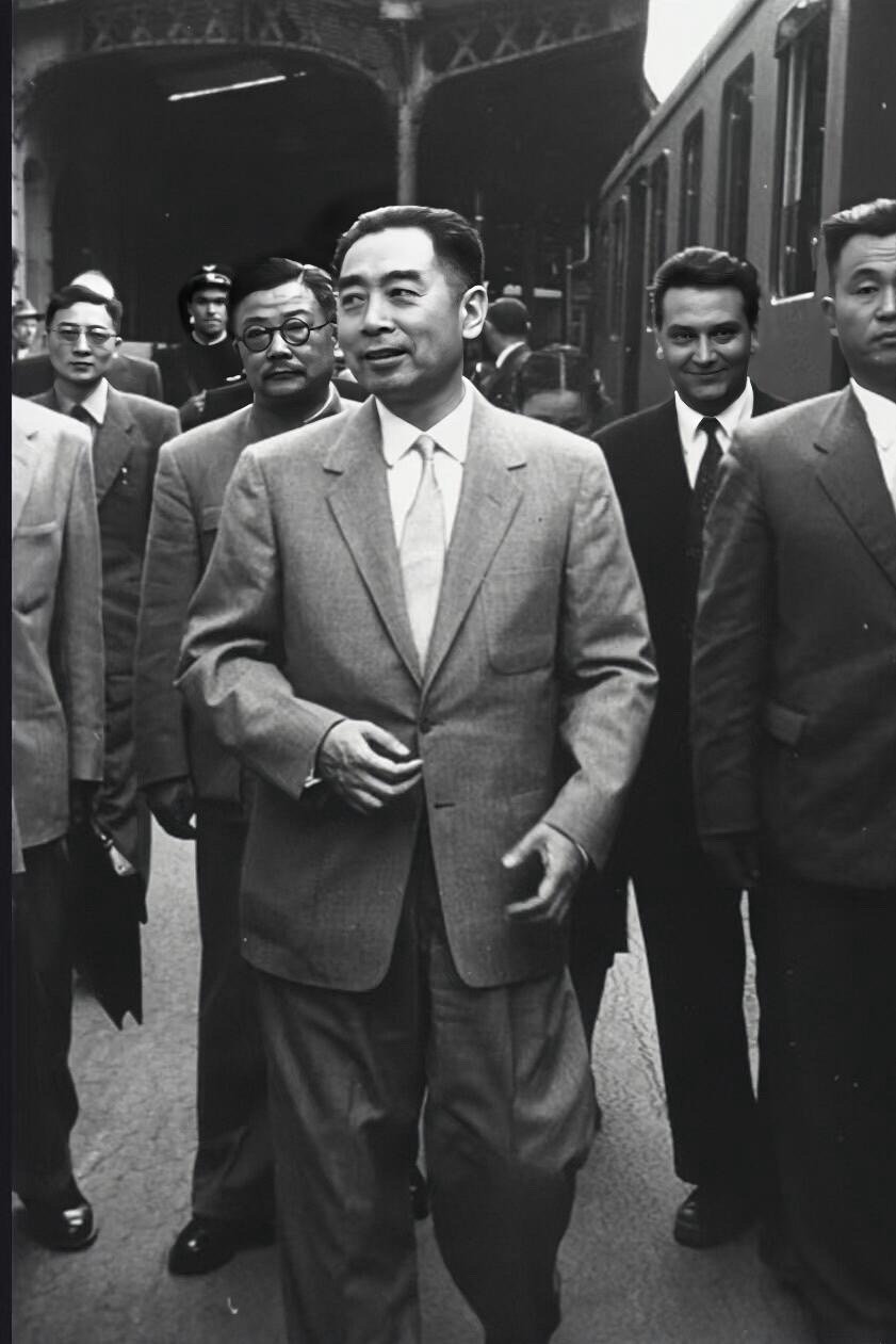 微笑的力量——“穿透时光的东方智慧”镜头定格新中国外交的经典瞬间——周总理从容迈
