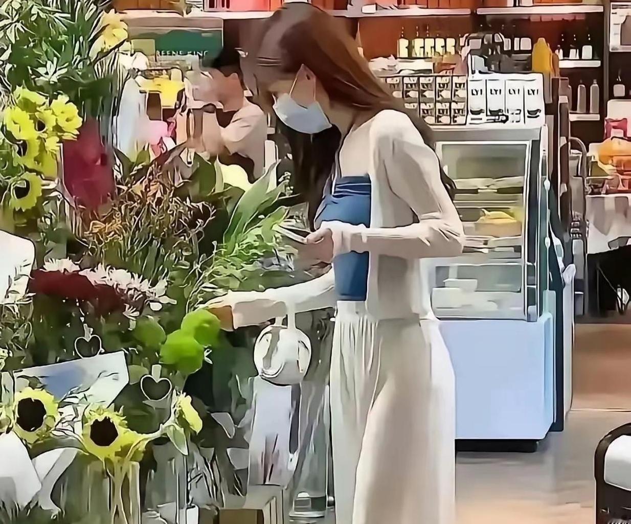 穿这么透的裤子走在大街上，真的不觉得尴尬吗？😅😅😅可转念一想，时尚本就