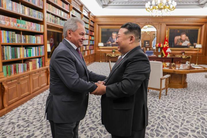金正恩会见俄罗斯联邦安全会议秘书绍伊古