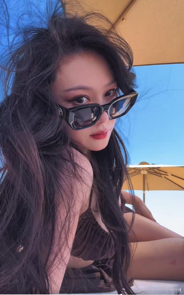 张馨予怼脸镜头不吃压力被张馨予怼脸镜头美一大跳自带强大镜头底气！张馨予日光浴怼脸