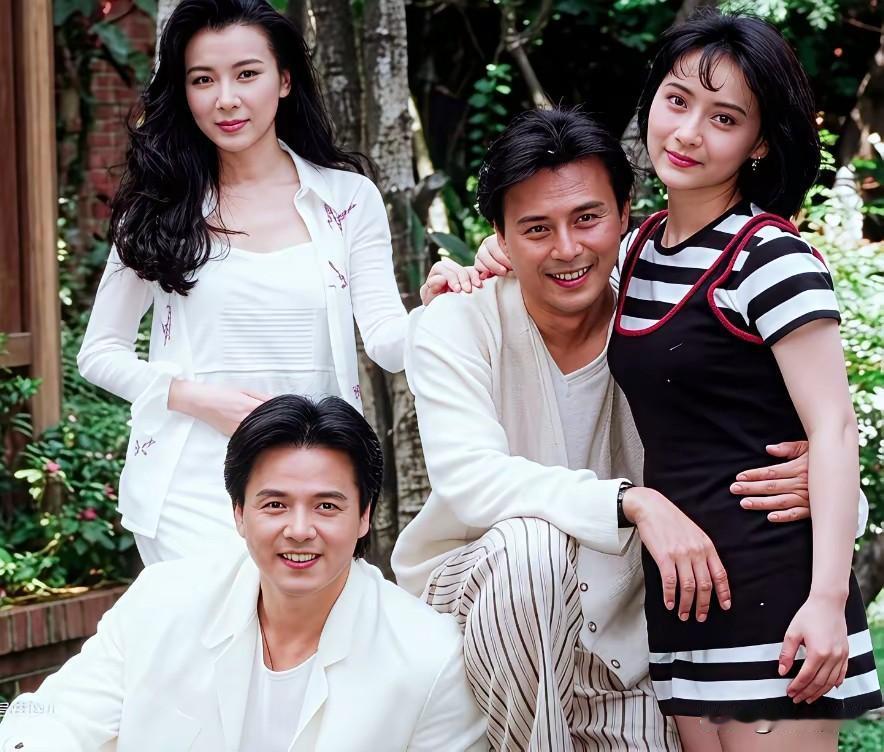 一张老照片，一段旧时光。这张拍摄于1996年的合影，汇聚了多位曾经红透半边天的艺