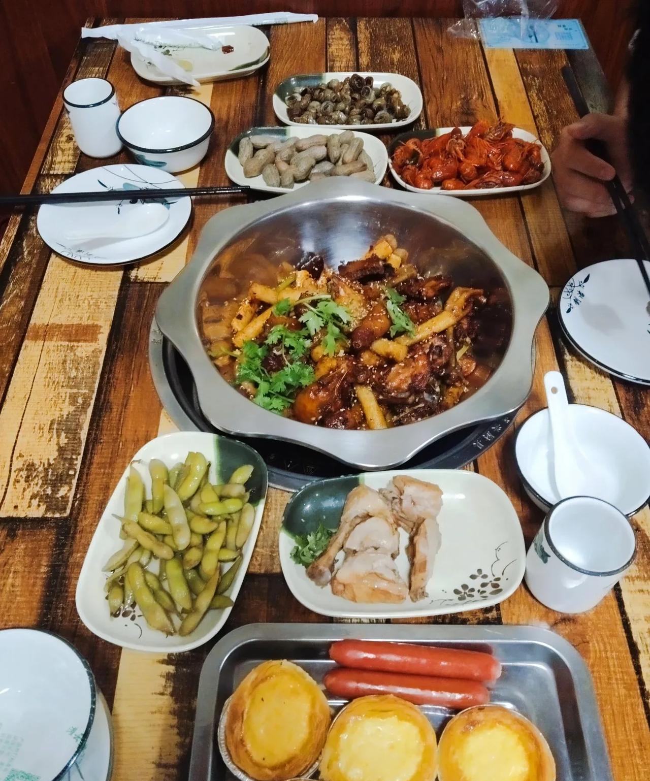 一家三口出去吃饭才回来，今晚吃的“烧鸡公”，就这一盘鸡子要钱，三人份的是98元，