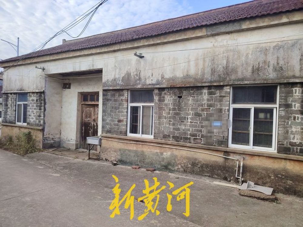 探访反诈博主“徽剑”安徽老家, 留有4间老房已荒废, 父亲生前是当地教师