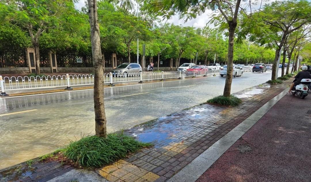 我的个天啊，越南下的雨那么大啊，南宁都被淹了，今天南宁青秀区青环路孔庙，