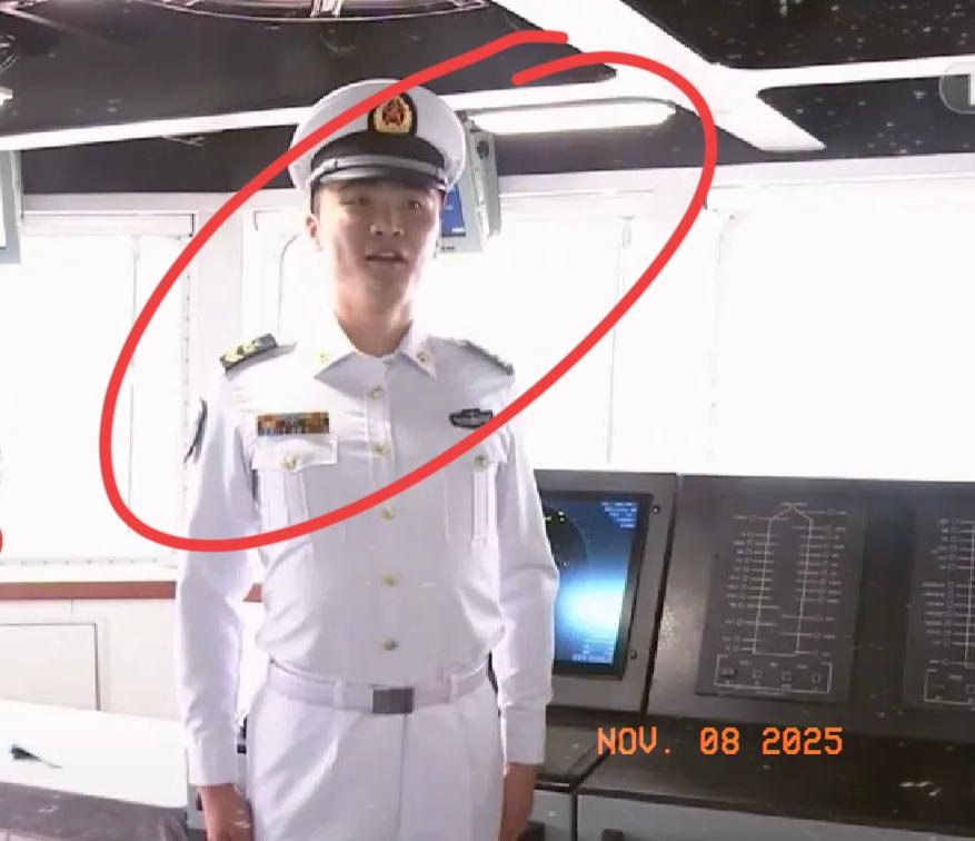 这个小伙子前途绝对不可限量，他在山东舰上工作的时候就接受了检阅，现在调到福建舰上