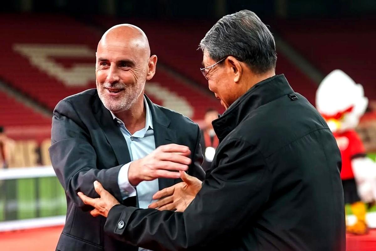 上海海港夺冠庆典，最引人注目的是老帅徐根宝的出现。他的功劳确实最大，海港如今