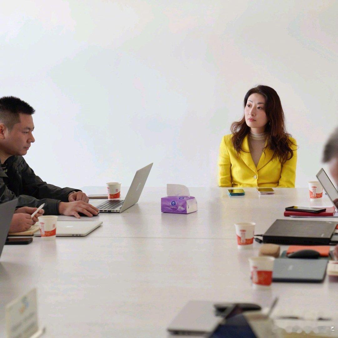 宗馥莉出席宏胜集团工作会议就算不在哇哈哈任职,也有股份吧,重要场合也会出现