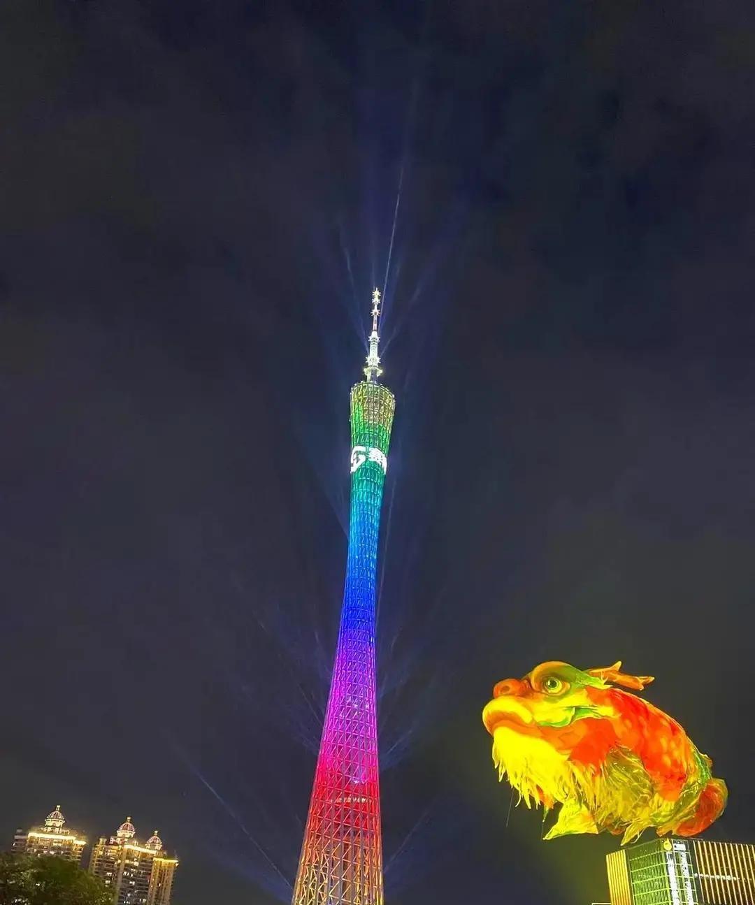 刷到一条高赞笔记说水瓶座“帮所有人，却从不让自己被救”，评论区一水儿“是我”我点