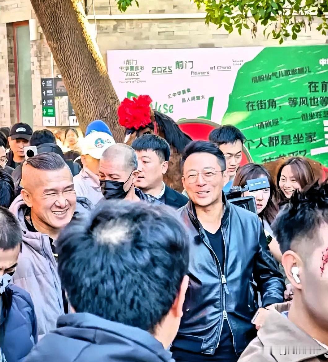 台湾网红馆长现身北京前门,汪小菲居然全程陪着!俩人一路聊得特嗨,旁边围满了人,馆