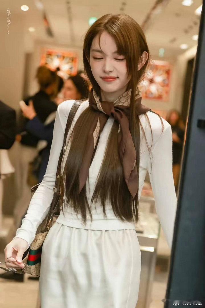 被群嘲“离了齐刘海不行”之后，田曦薇这次米兰时装周真把额头亮出来了。​​​