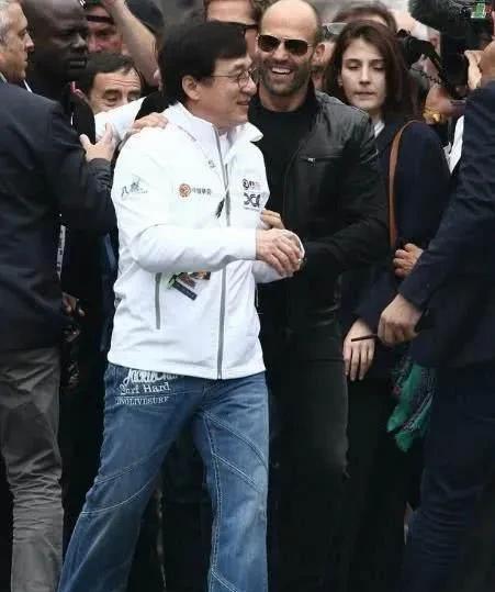 成龙活该出名，经久不衰，成龙拍戏一直推崇中国功夫，尤其晚年很多都在宣传中国文化。