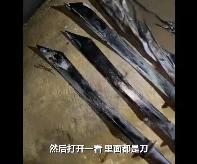 男子钓鱼钓到三把长刀每把长一米多别人钓鱼拼饵料，这位大哥直接拼胆量，鱼没钓到就算