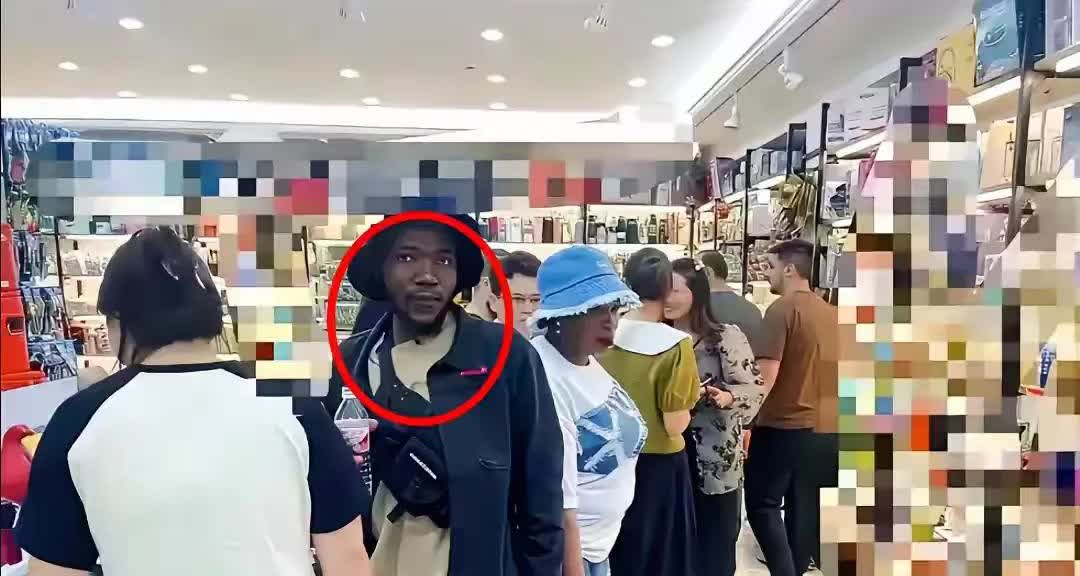 义乌的商家与印度的买家谈妥了一笔生意，印度买家批了商家2000双鞋子。印度