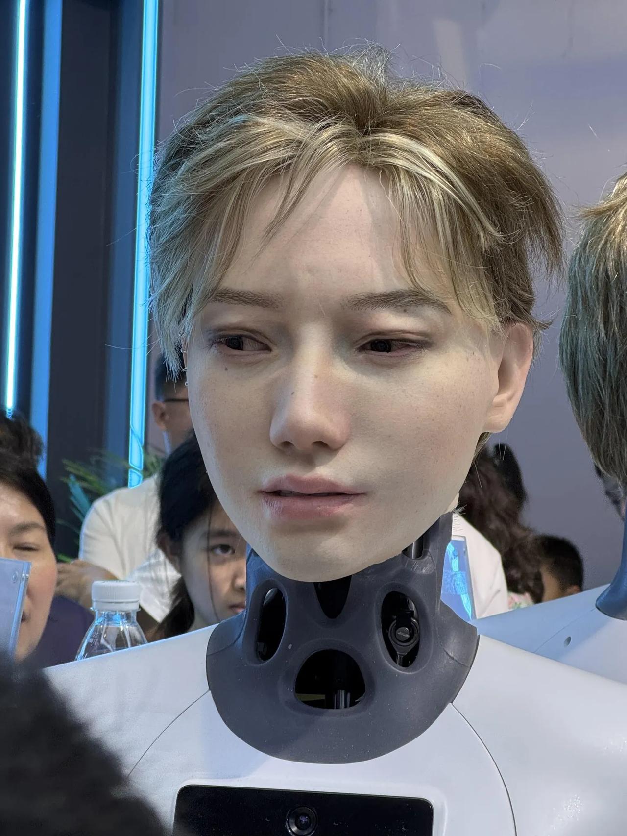 2025世界机器人大会，感觉人总是在做一些奇怪的事情，把人变成机器，把机器变成人